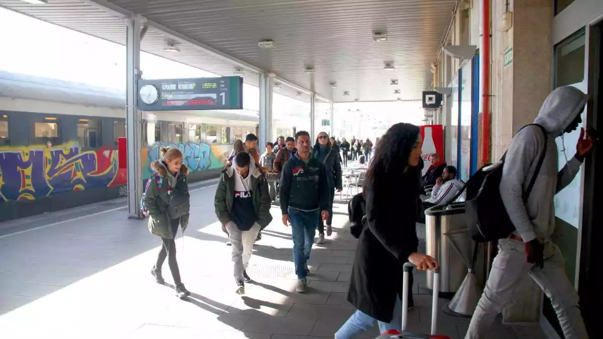Imatge d'arxiu de diversos passatgers a l'estació de Tarragona