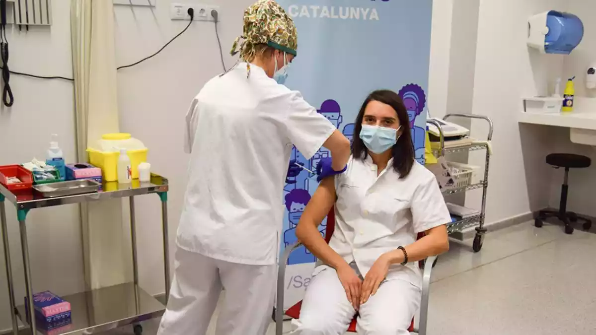 Imatge de Judith Morillas rebent la primera vacuna contra la Covid-19 administrada per Esther Sabaté, a l'Hospital Sant Joan de Reus,