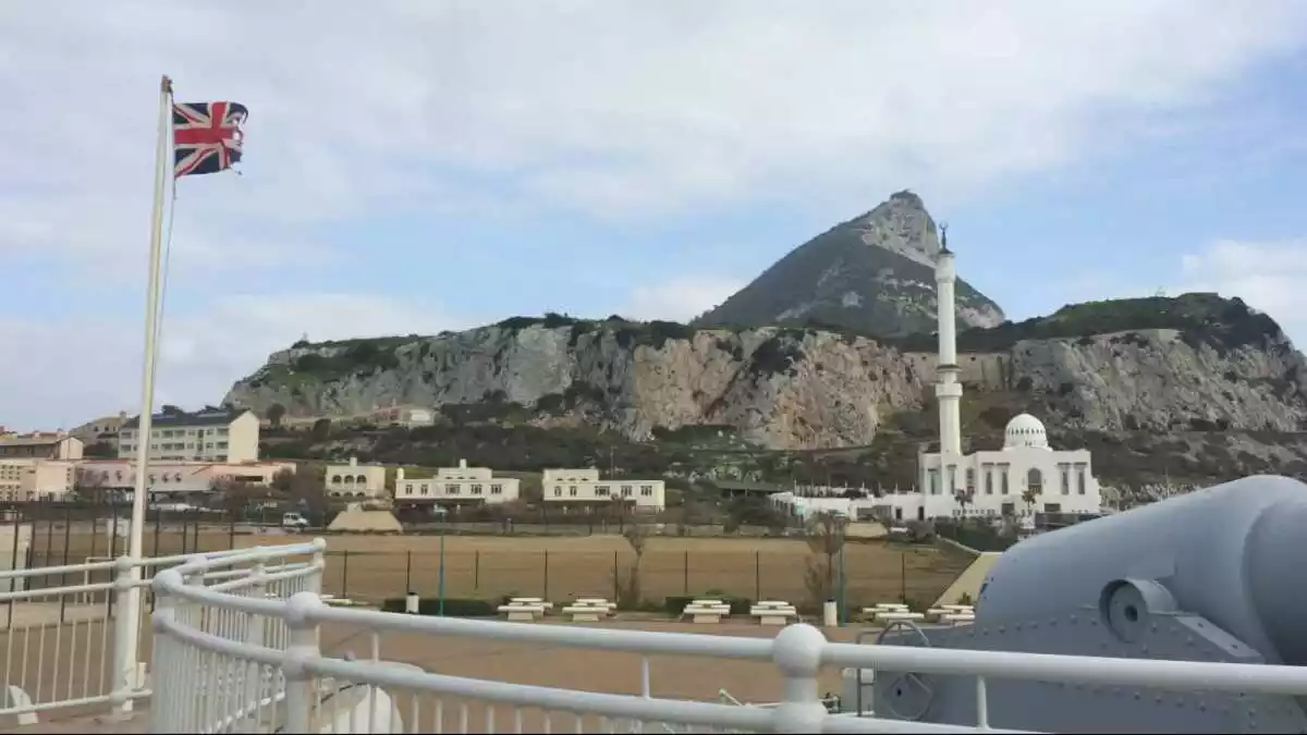 Imatge de la bandera britànica amb el Penyal de Gibraltar al fons