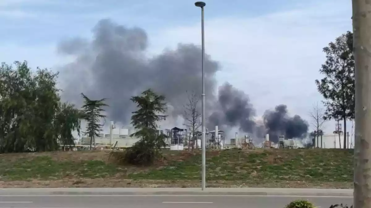 Imatge de la columna de fum que genera un incendi al polígon químic sud de Tarragona