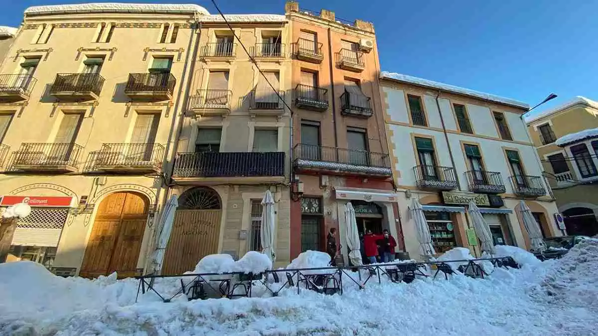 Imatge de la neu acumulada davant d'alguns establiments del carrer de Miquel Barceló de Falset