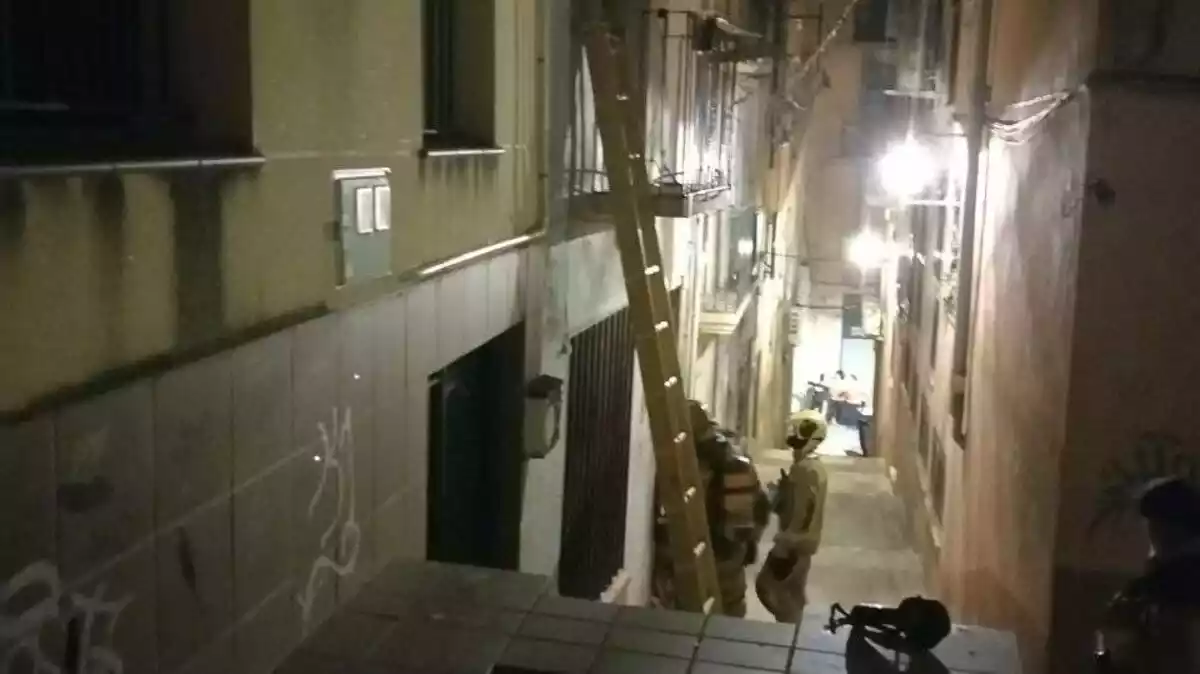 Imatge dels Bombers treballant en l'incendi en un habitatge a Tortosa