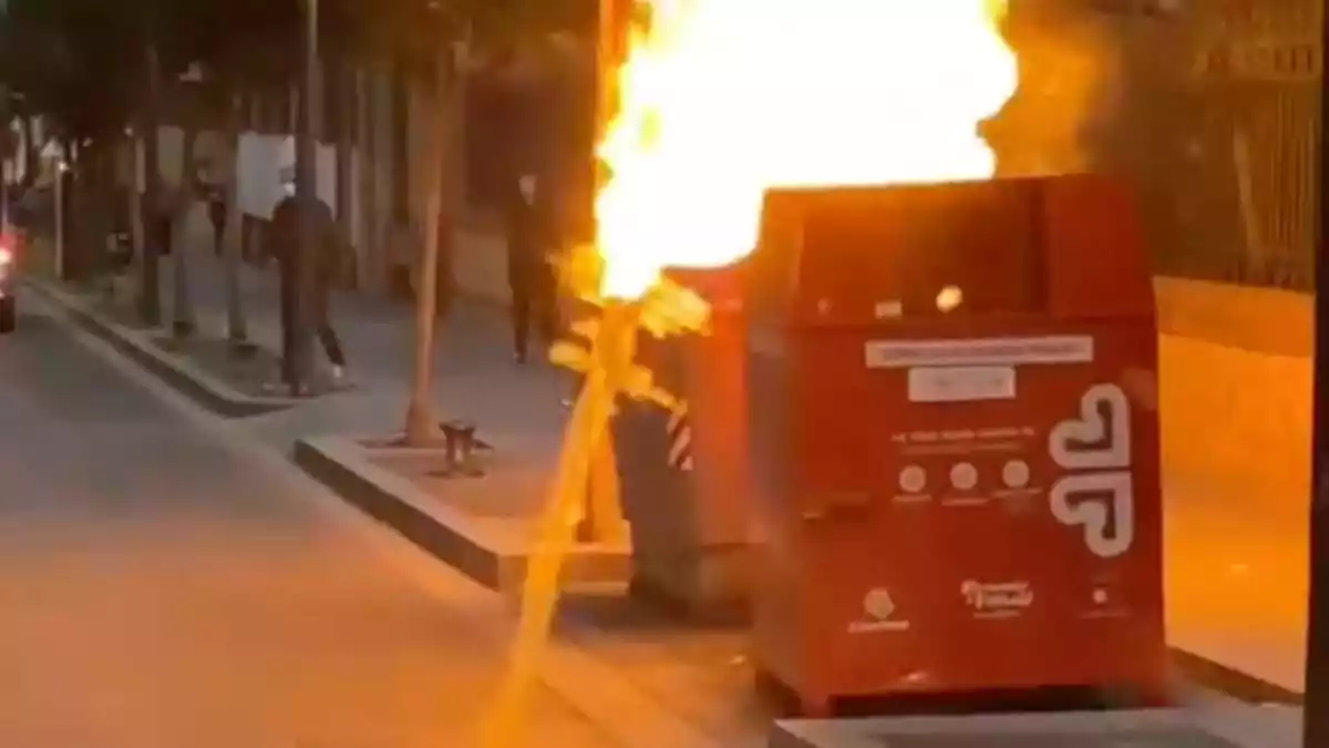 Imatge d'un contenidor cremant a Reus