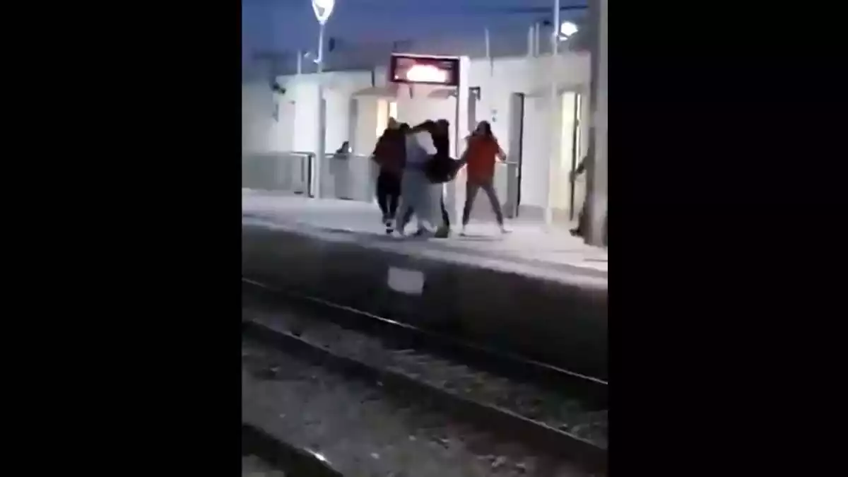 Imatge d'una baralla a l'estació de Sant Vicenç de Calders