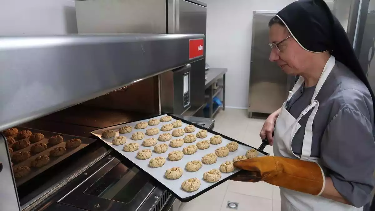 Imatge d'una de les monges preparant una fornada de galetes