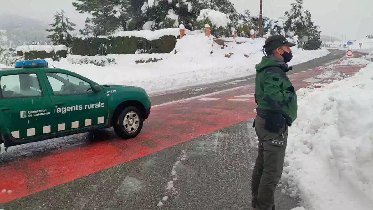 Imatge d'una dotació dels Agents Rurals vetllant per la seguretat durant el temporal Filomena