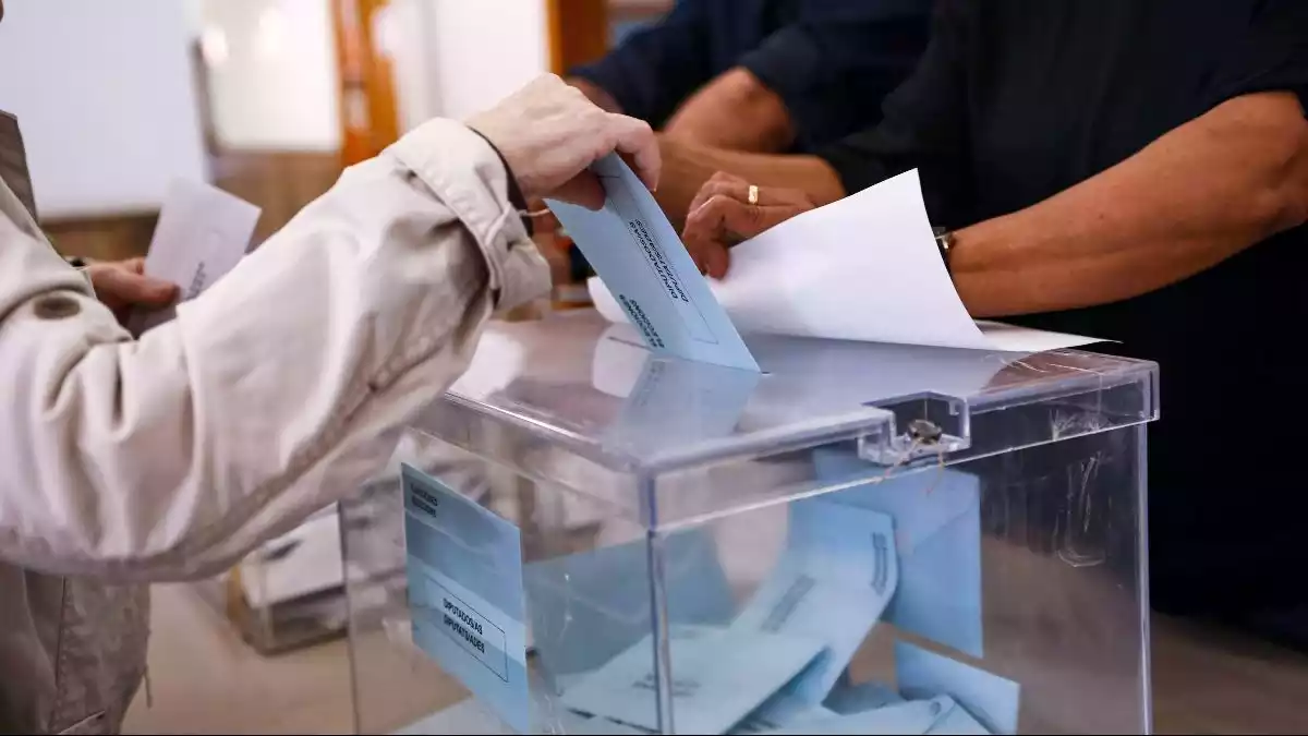 Imatge d'una persona dipositant un vot en una urna electoral