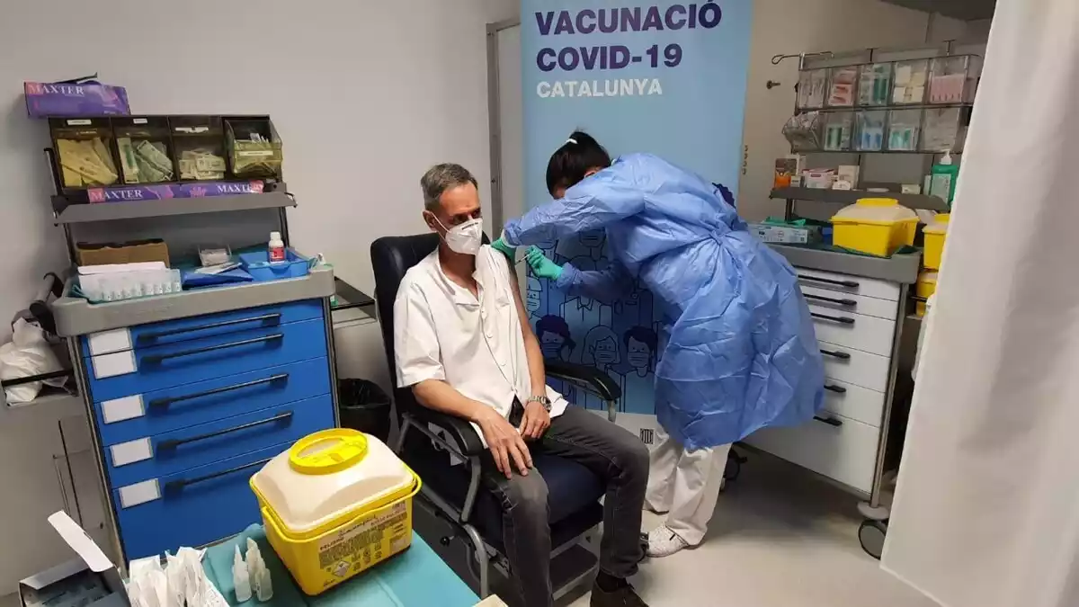 Infermera vacunant al Pius Hospital de Valls