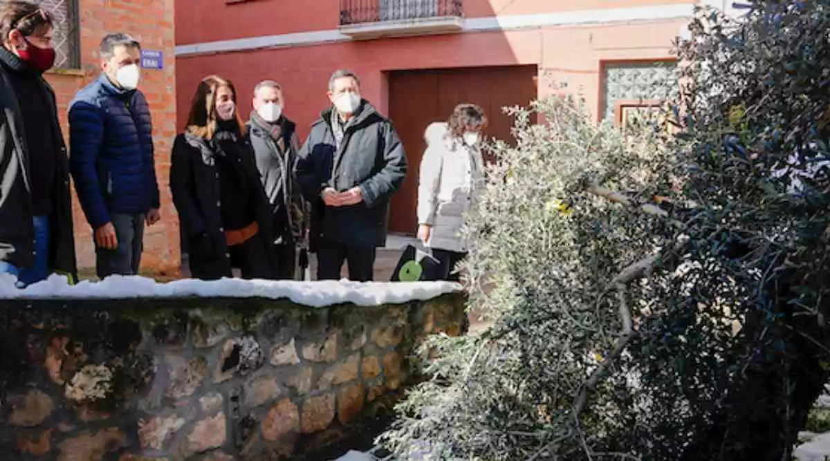 La consellera de la Presidència, Meritxell Budó, observant una olivera trencada pels efectes de la nevada del temporal Filomena, als Torms, a les Garrigues