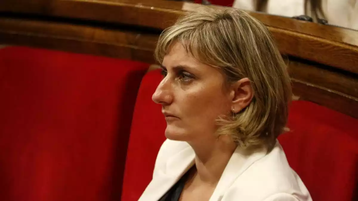 La consellera de Salut, Alba Vergés, molt seriosa, al Parlament de Catalunya
