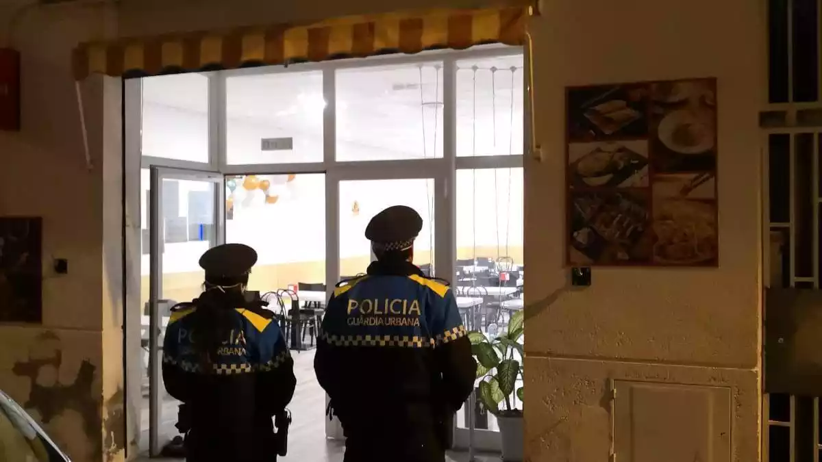 La Guàrdia Urbana de Reus fent inspeccions a locals que no compleixen les mesures sanitàries