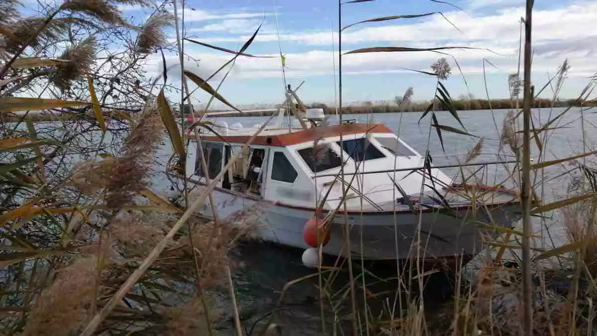 L'embarcació robada al port de Deltebre trobada a Sant Jaume d'Enveja