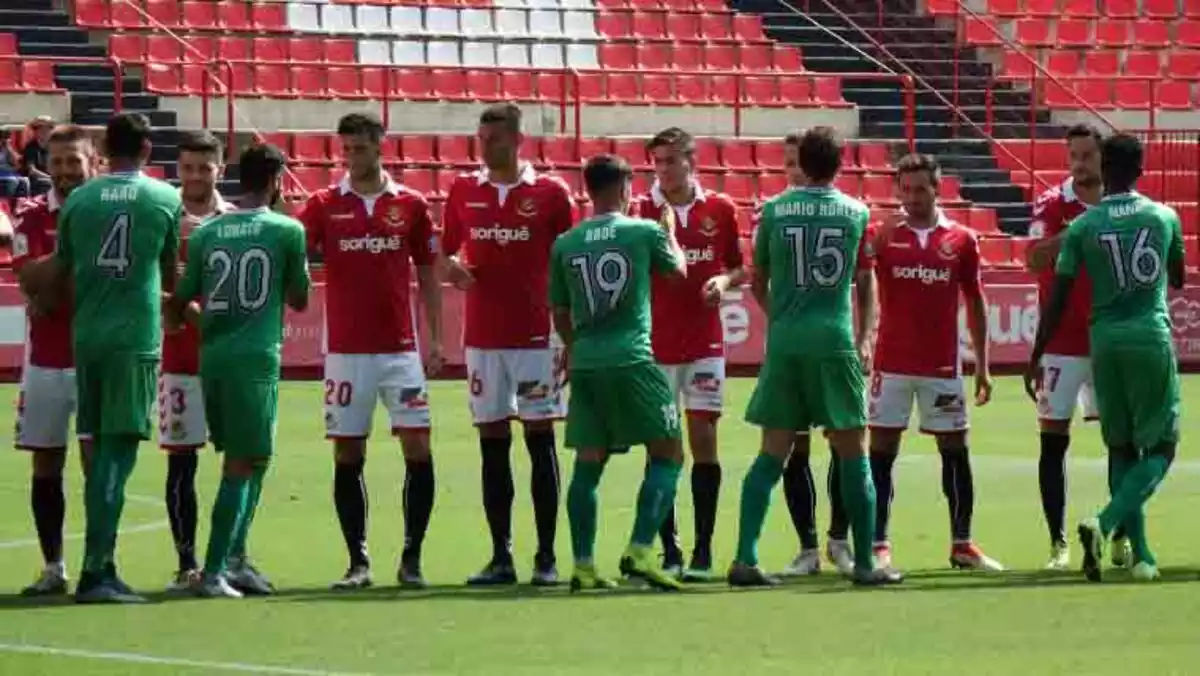 Nàstic i Cornellà saludant-se sobre la gespa del Nou Estadi