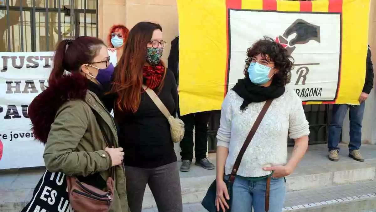 Pla americà de Sara Estalella (dreta), encausada per la vaga general del 21-F de 2019 a Tarragona, davant els jutjats