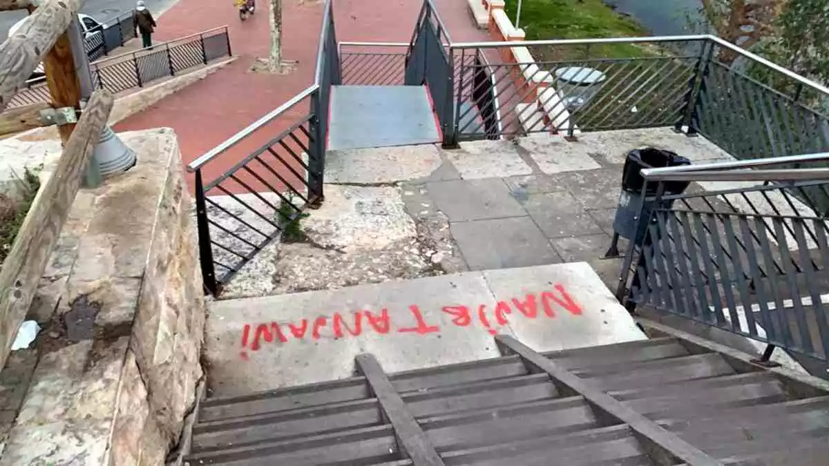 Pla contrapicat d'una de les pintades que van fer els joves a les escales d'accés al pont roig de Tortosa des del barri de Ferreries