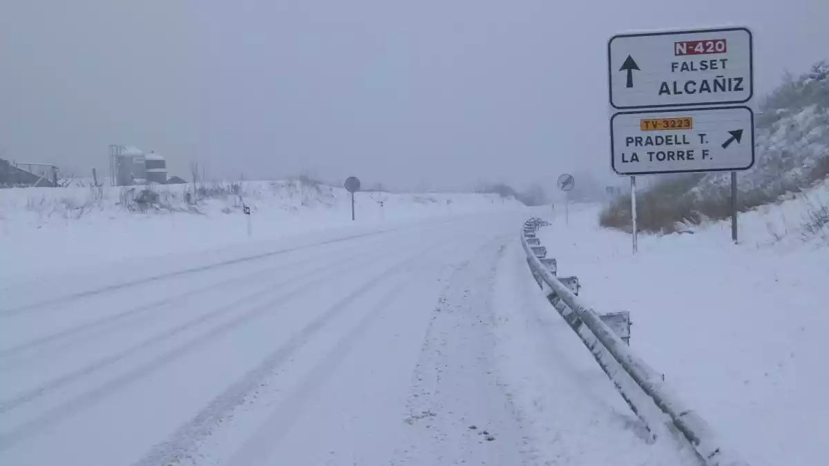 Pla de la carretera d'accés a Falset completament nevada