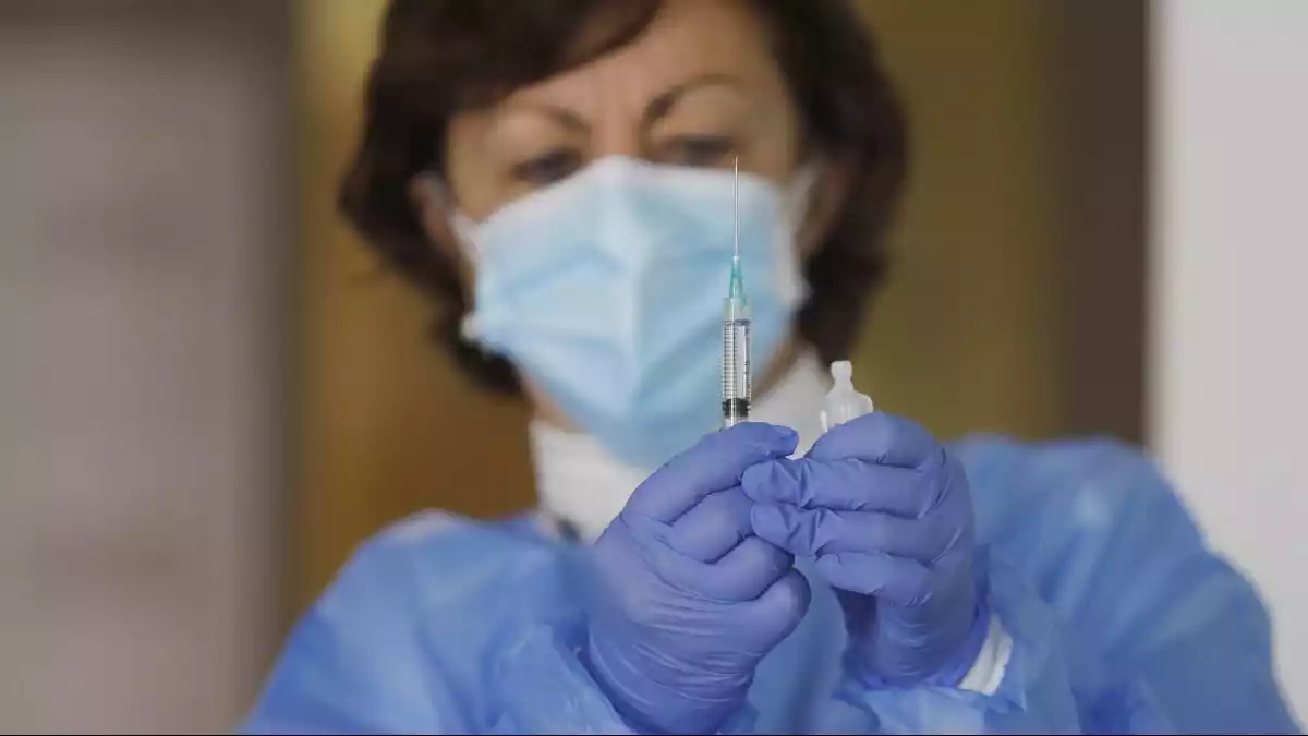 Pla detall d'una xeringa amb la vacuna de Pfizer