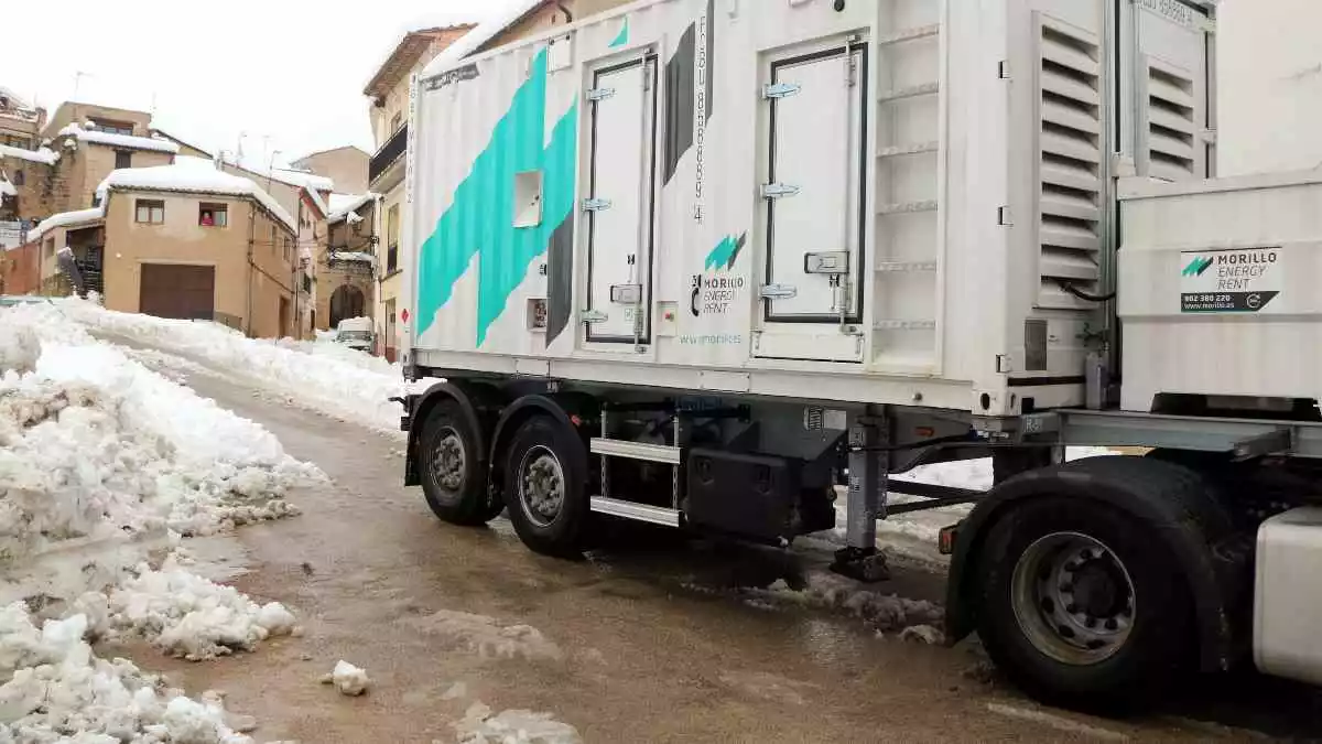 Pla general del camió que duu el generador per restablir el subministrament elèctric al municipi d'Arnes, a la Terra Alta.