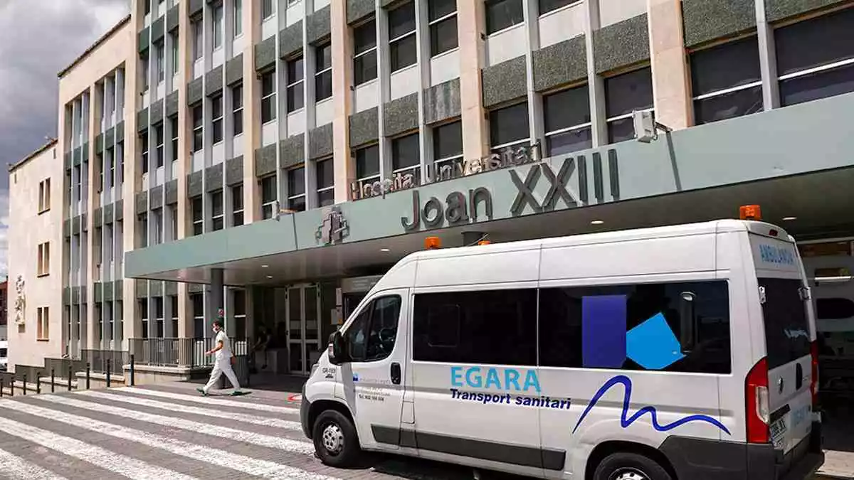 Pla general d'una ambulància aparcada davant l'entrada a l'Hospital Joan XXIII de Tarragona