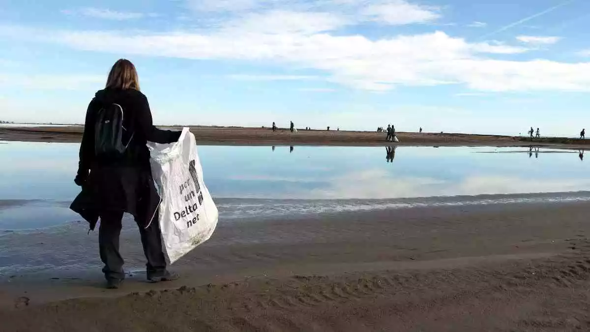 Pla general d'una dona que ha participat en la jornada del Dia Mundial de les Zones Humides a la platja del Trabucador