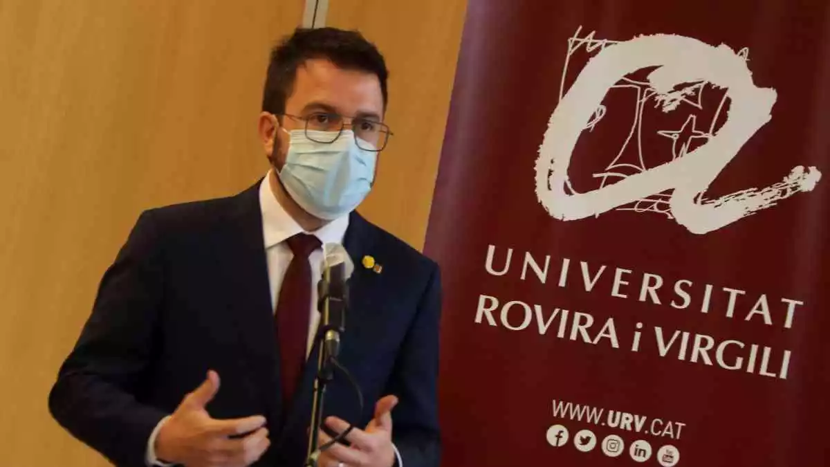 Pla mitjà del vicepresident del Govern en funcions, Pere Aragonès, durant una atenció als mitjans a la URV