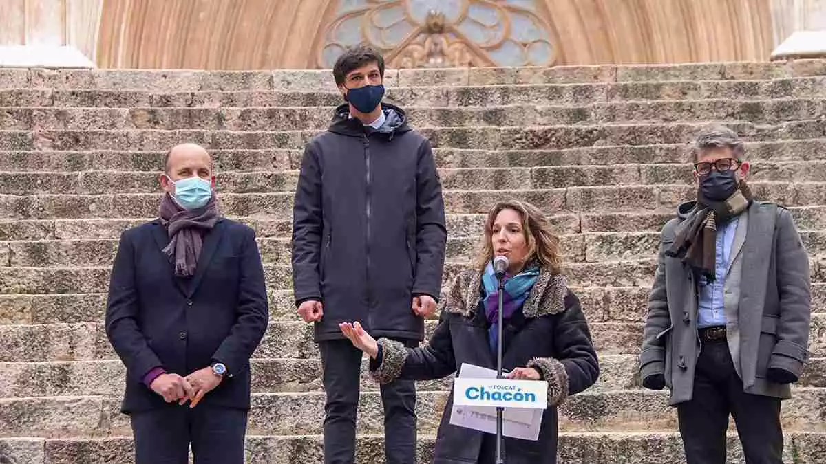 Pla obert de la cap de llista del PDeCAT, Àngels Chacón, amb el cap de llista per TGN, Marc Arza (dreta de la imatge) i altres membres del partit.