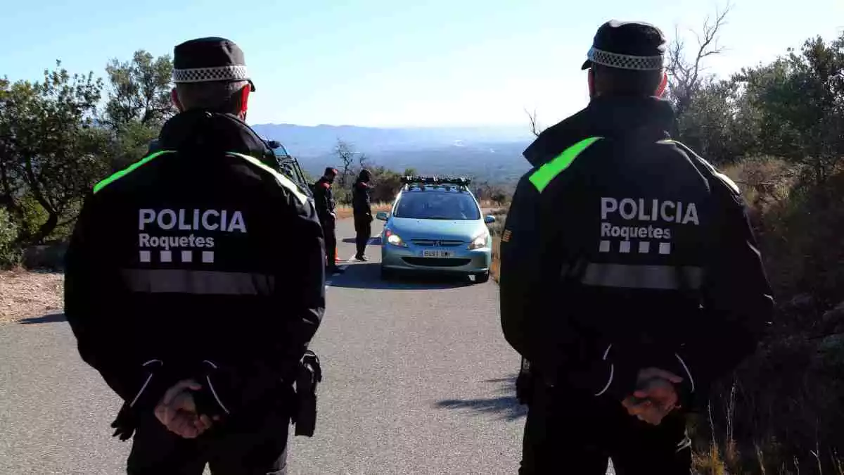 Policia Local i Mossos d'Esquadra requerint la documentació a un vehicle que volia accedir als Ports