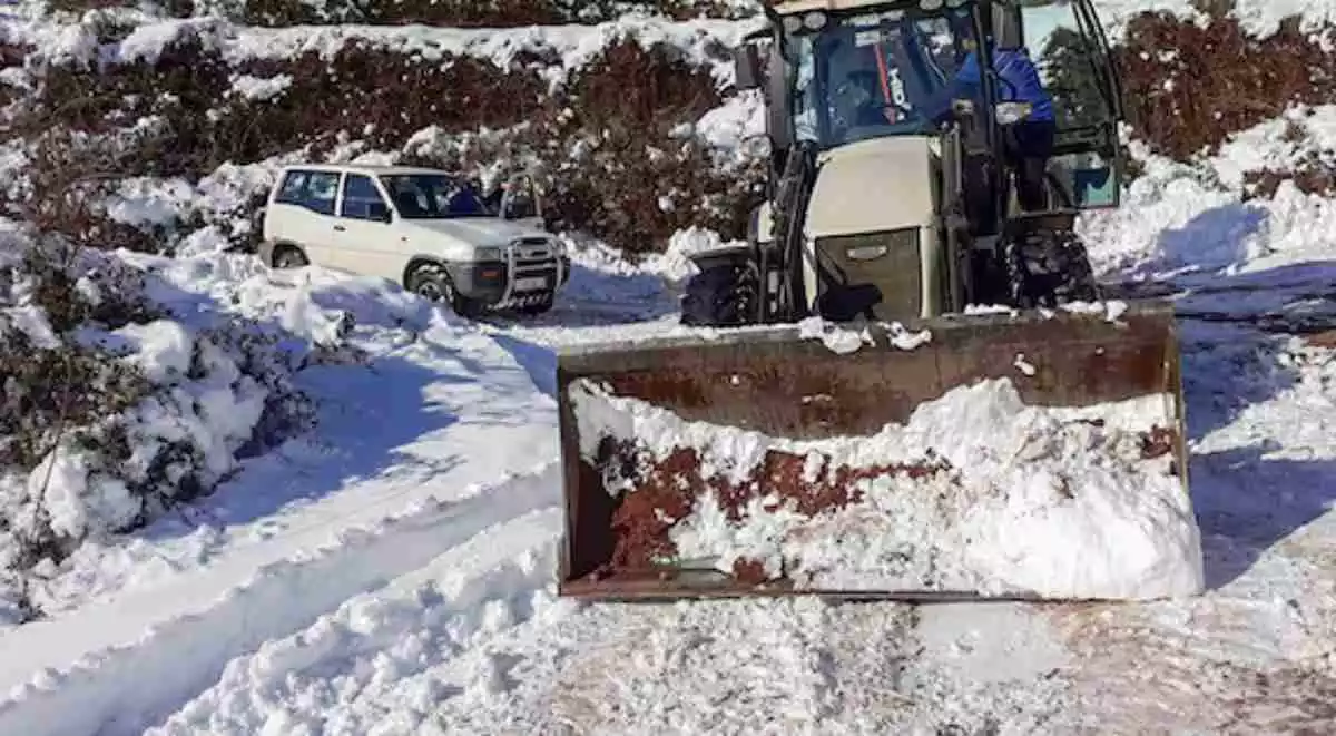 Primer pla d'una màquina treballant per deixar transitable una carretera