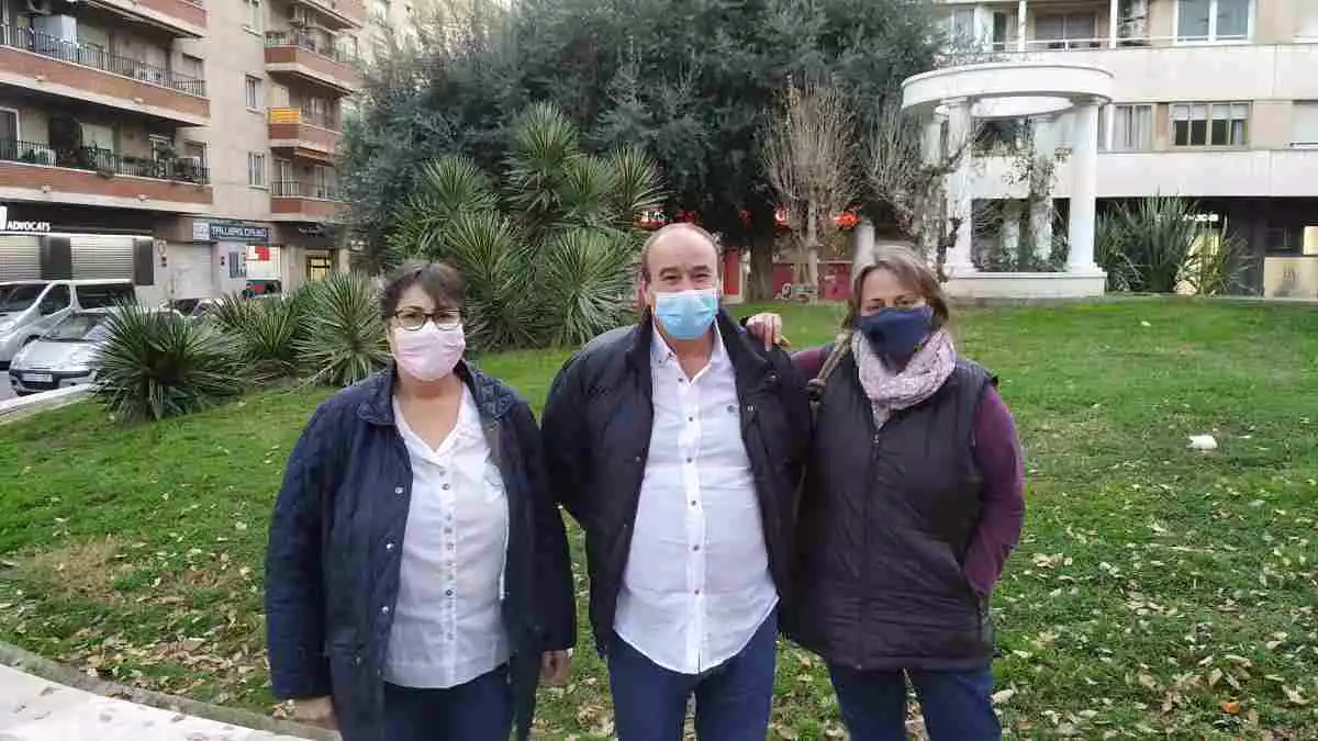 Tres persones dretes a l'avinguda de Marià Fortuny de Reus