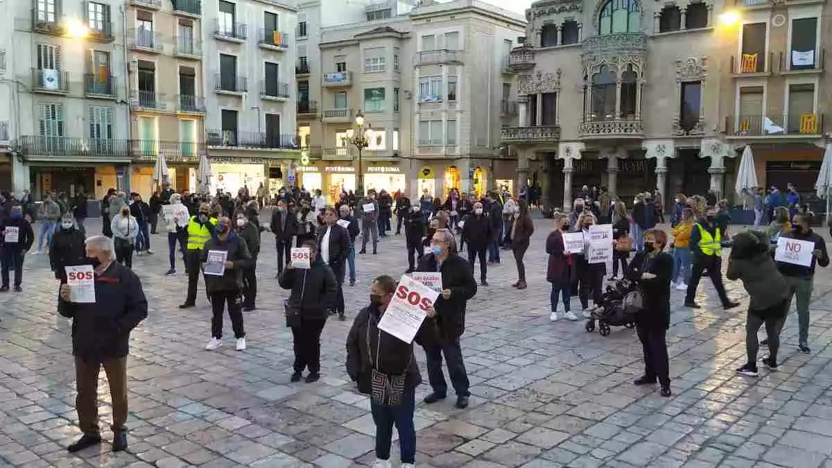 Un centenar de persones concentrades a la plaça del Mercadal de Reus amb cartells en defensa de l'hostaleria