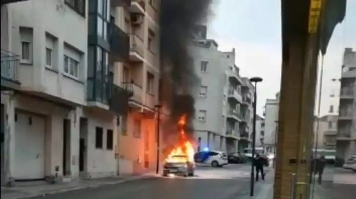 Un cotxe cremant al carrer Roquetes del Vendrell