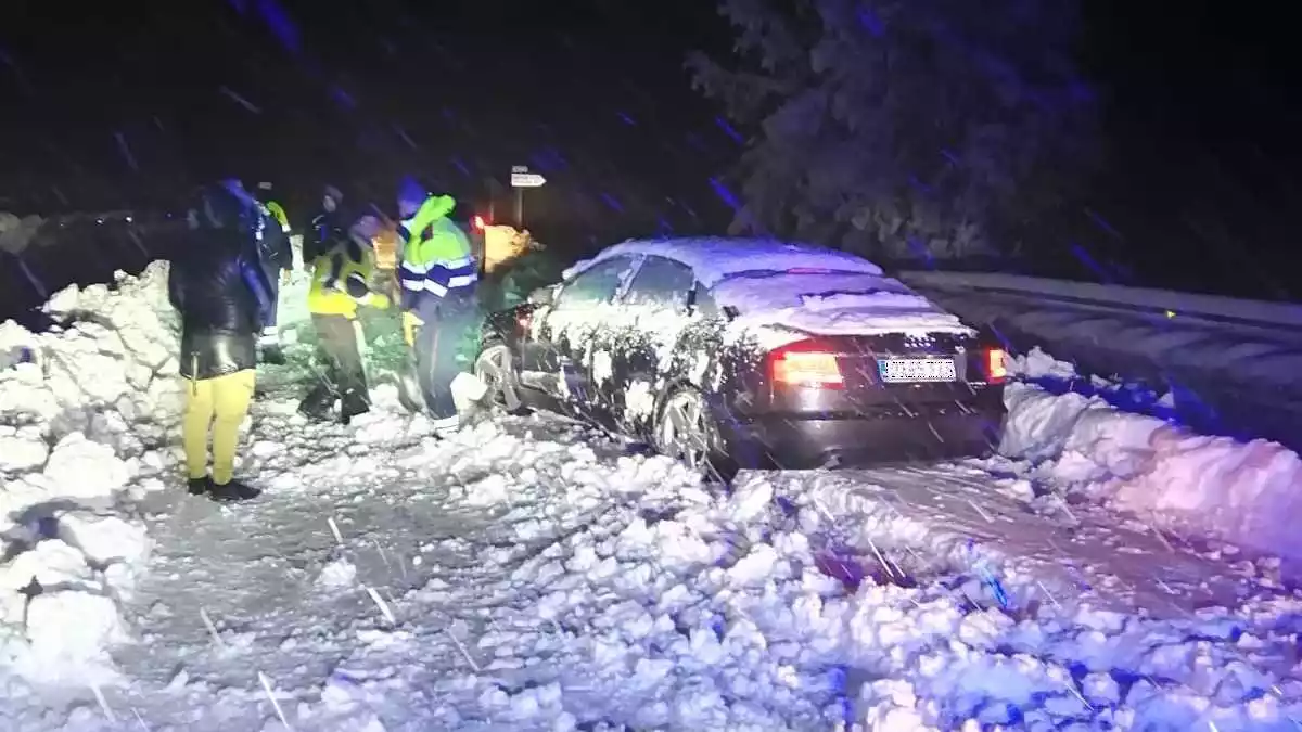 Un cotxe s'ha quedat atrapat per la neu a Gandesa