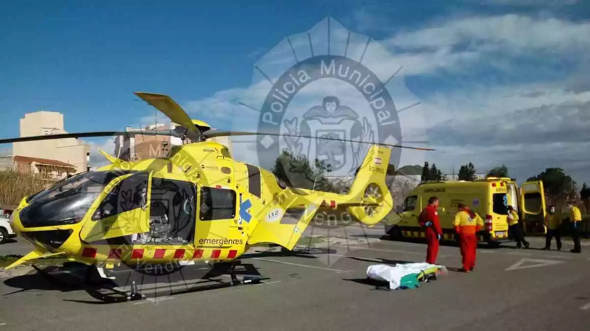 Un helicòpter i l'ambulància del SEM treballant en un incident al Vendrell