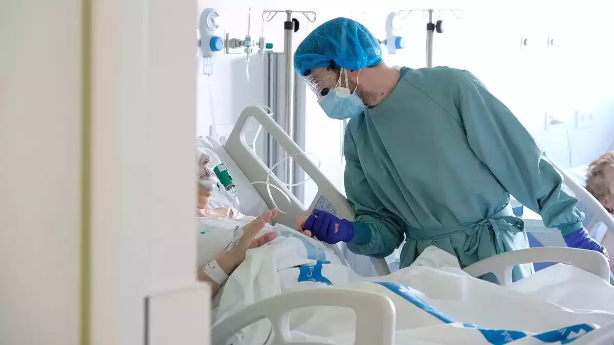 Un professional sanitari atén un pacient al nou espai polivalent de l'Hospital de Bellvitge