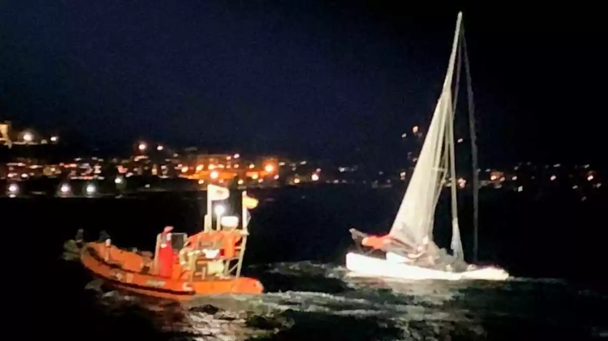 Una embarcació de Creu Roja rescatant un catamarà a Tarragona