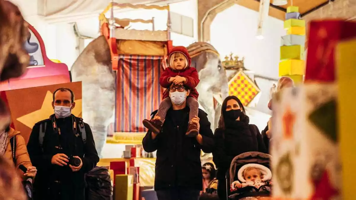 Una família durant la visita guiada al magatzem reial de Tarragona