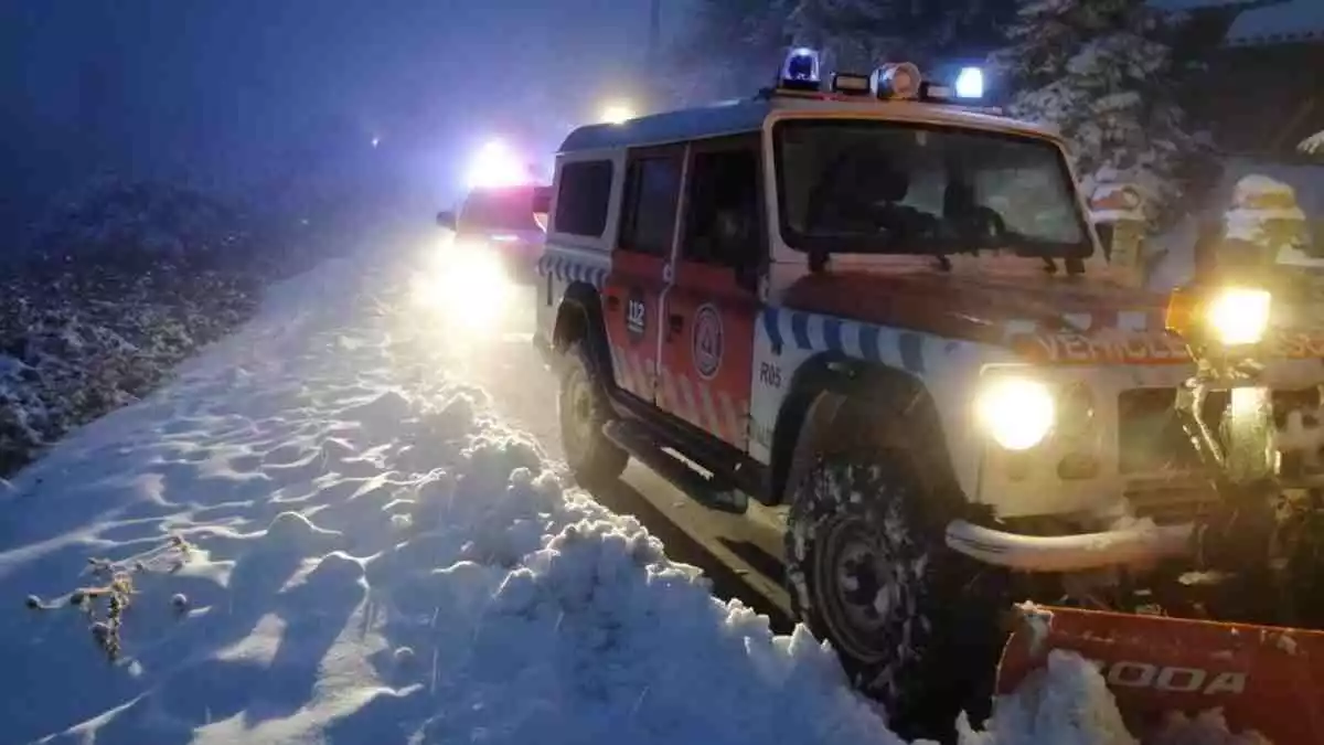 Vehicles de Protecció Civil de Montblanc, en un camí nevat