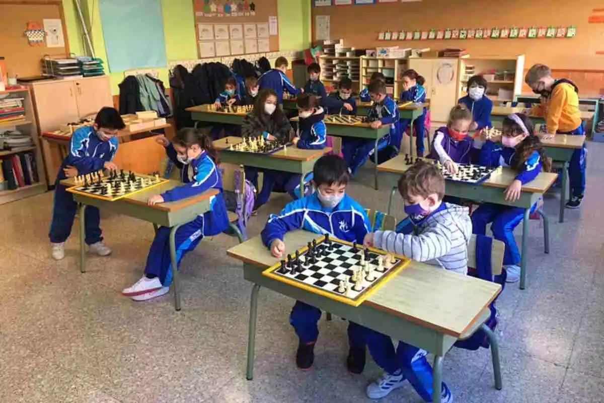 Alumnes del col·legi Maria Rosa Molas jugant a escacs