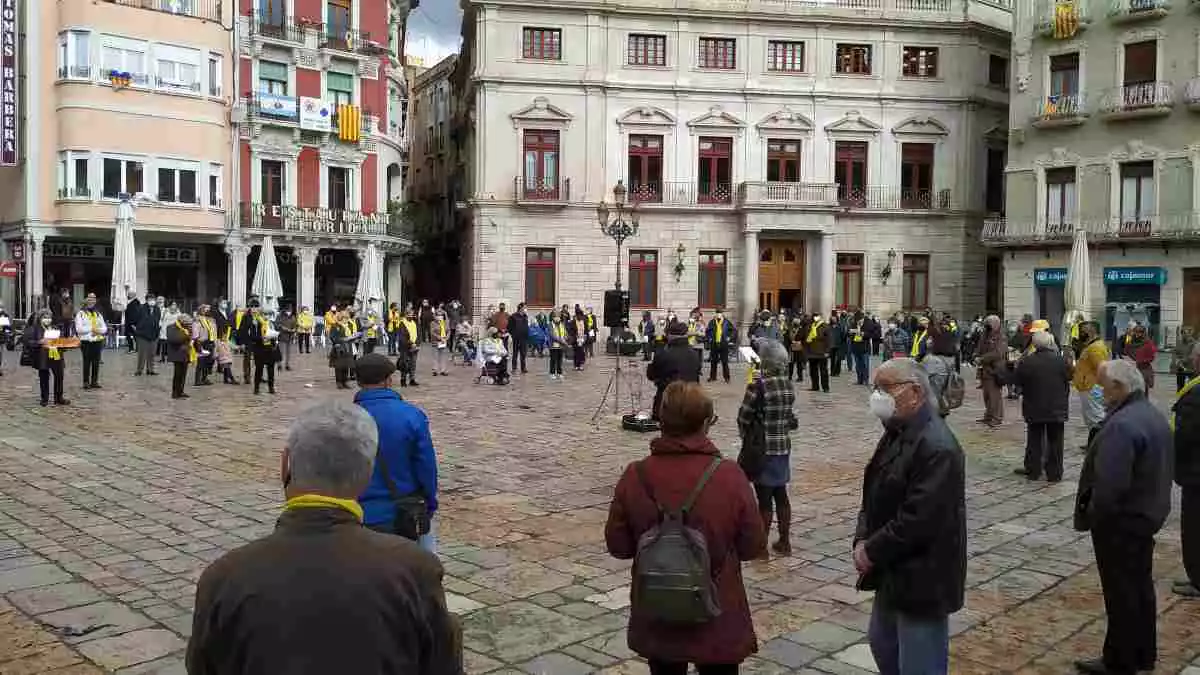 Concentració dels Avis i Àvies per la Llibertat de Reus, amb multitud de bufandes grogues i un altaveu al mig