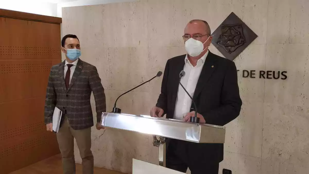 Daniel Rubio i Carles Pellicer al faristol de la sala de premsa de l'Ajuntament de Reus