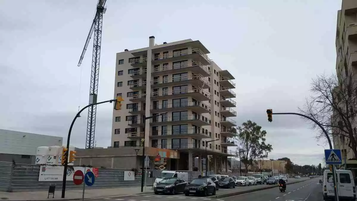 Edifici en construcció a l'avinguda de l'Onze de Setembre de Reus
