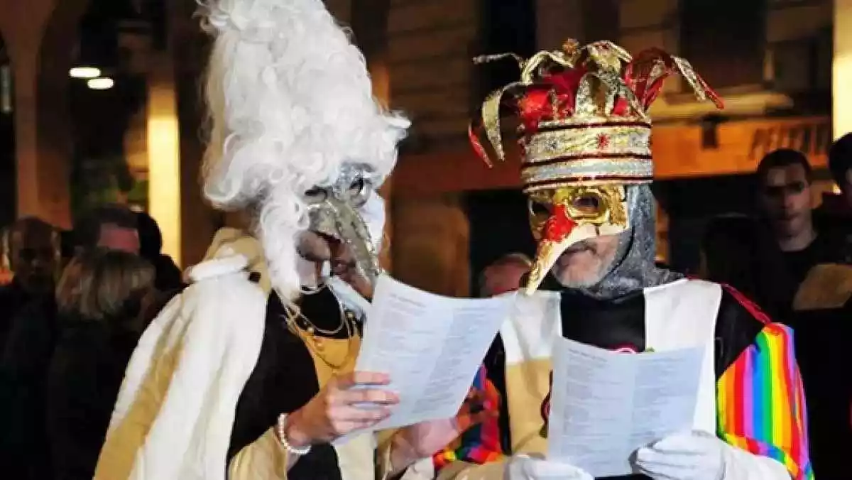 El Rei Carnestoltes i la Concubina de Reus llegint el cançoner del Cantaval