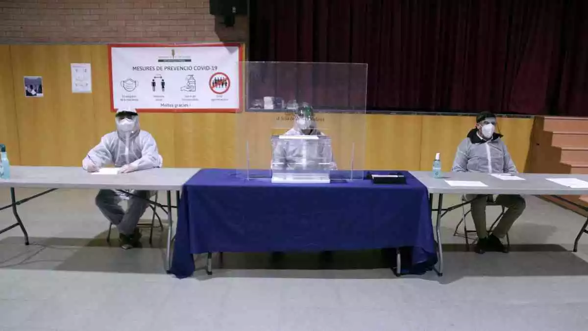 Els membres d'una mesa electoral, durant un simulacre