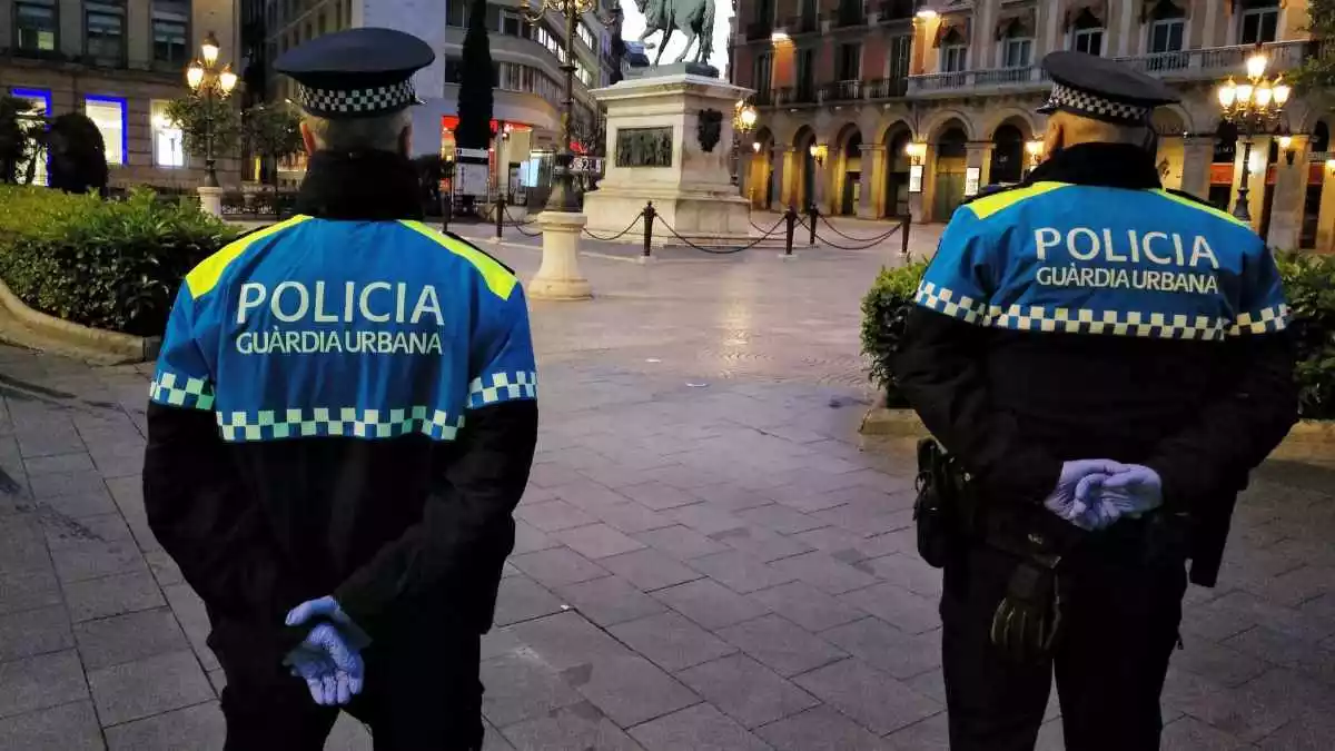 Imatge de dos agents de la Guàrdia Urbana de Reus a la plaça del Prim