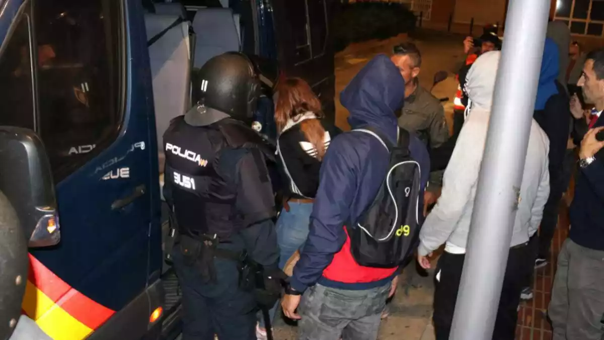 Imatge de la detenció de la Laura Solé la nit del 17 d'octubre del 2019 a Tarragona