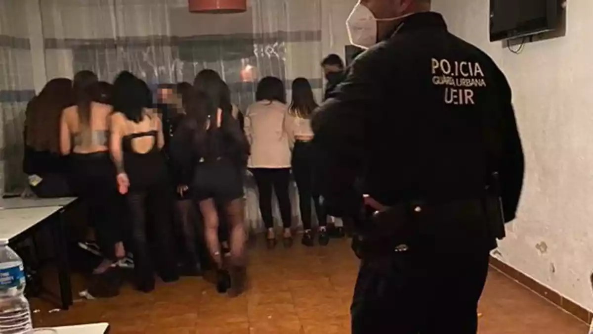 Imatge de la policia actuant a la festa.