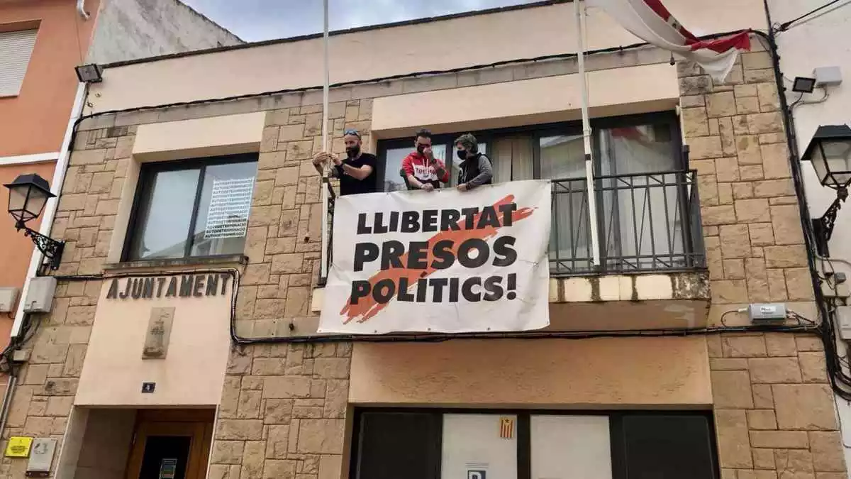 Imatge de la retirada de la pancarta 'Llibertat presos polítics' de l'ajuntament de la Torre de l'Espanyol arran d'una denúncia