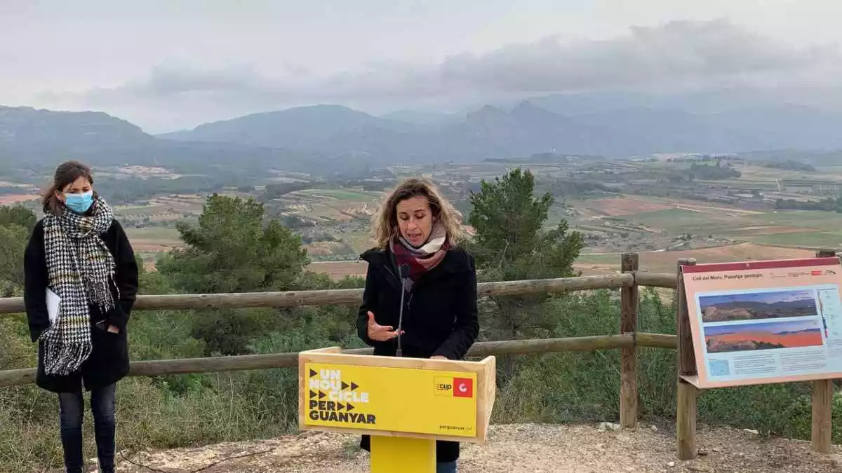 Imatge de Laia Estrada durant la roda de premsa al Coll del Moro, a Gandesa