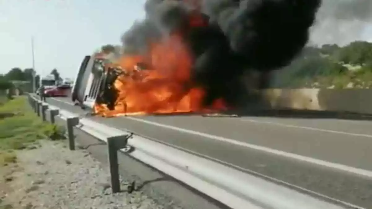 Imatge de l'incendi d'un camió a l'AP-7