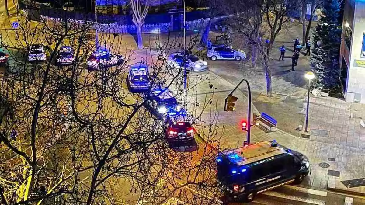 Imatge del desplegament policial per una baralla a la plaça d'Europa de Reus